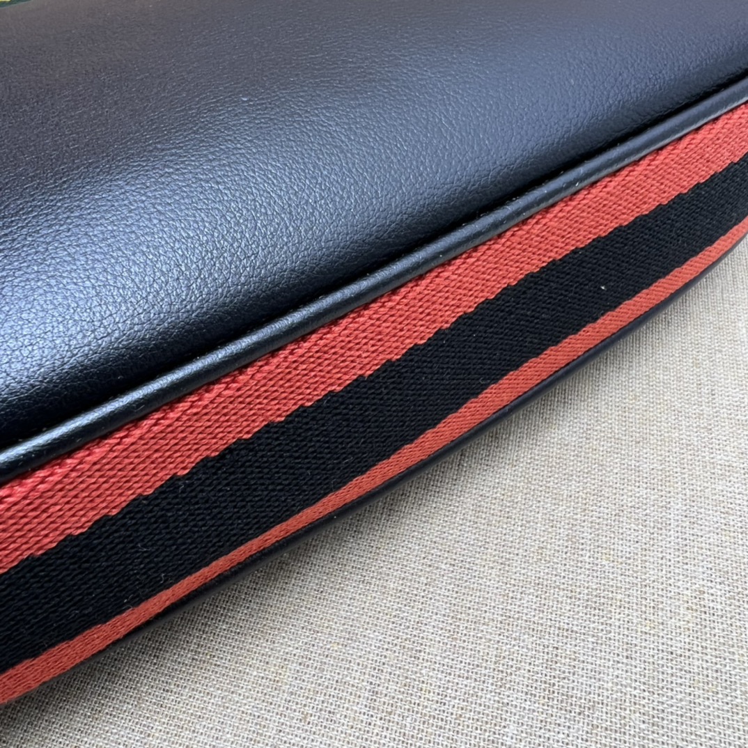 G*u*i attache small shoulder bag-23*22*5cm