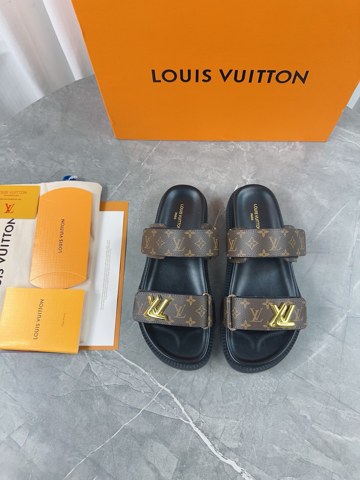 L0vis Vvtt0n Sandals