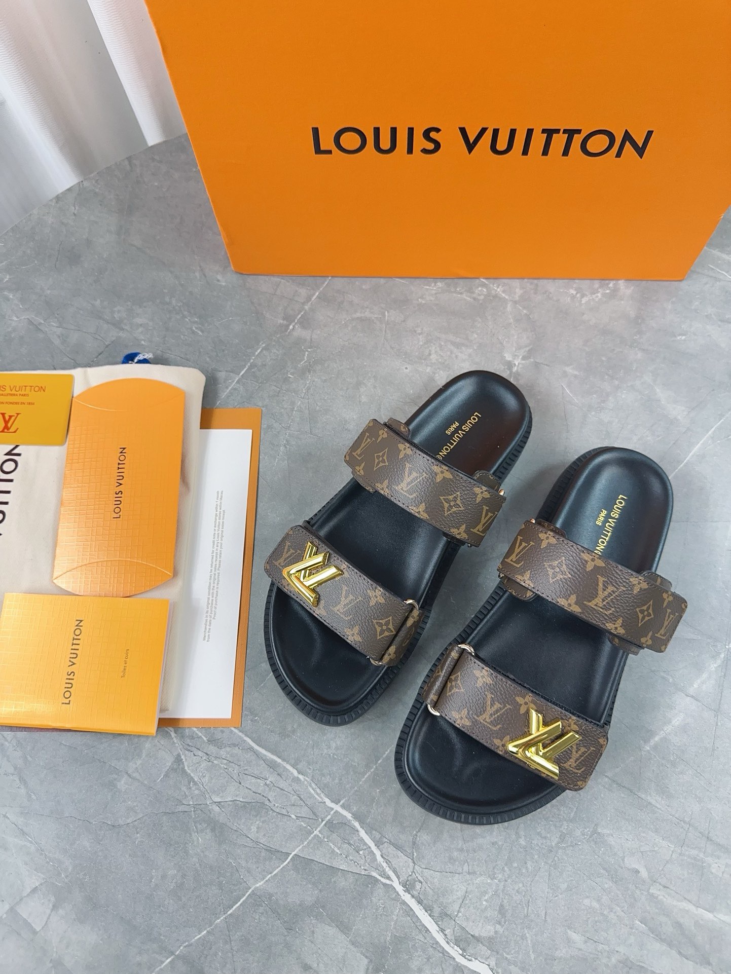 L0vis Vvtt0n Sandals