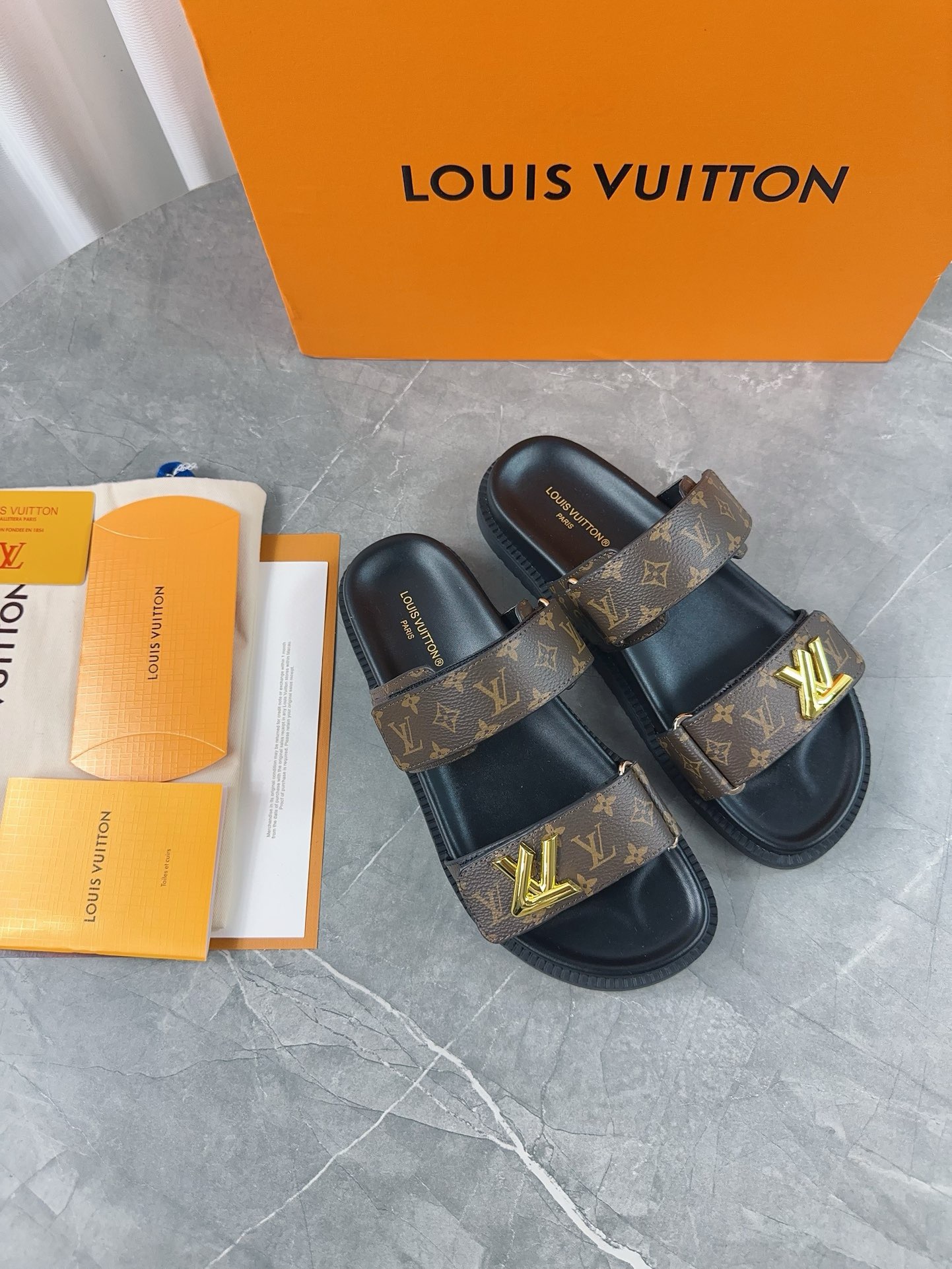 L0vis Vvtt0n Sandals