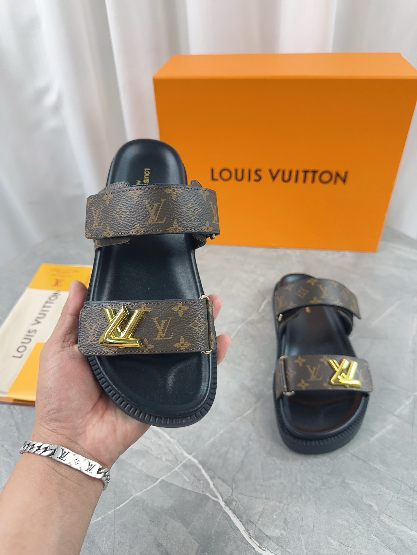 L0vis Vvtt0n Sandals