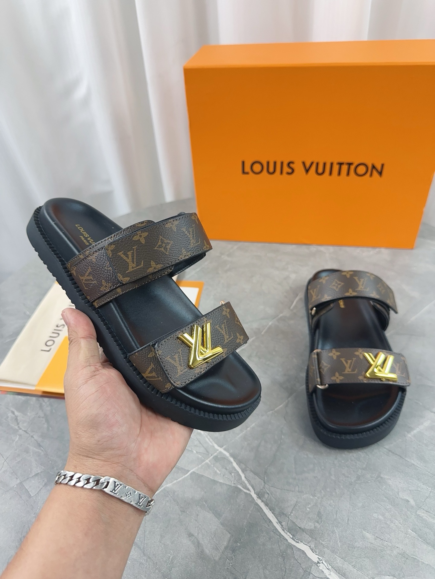 L0vis Vvtt0n Sandals