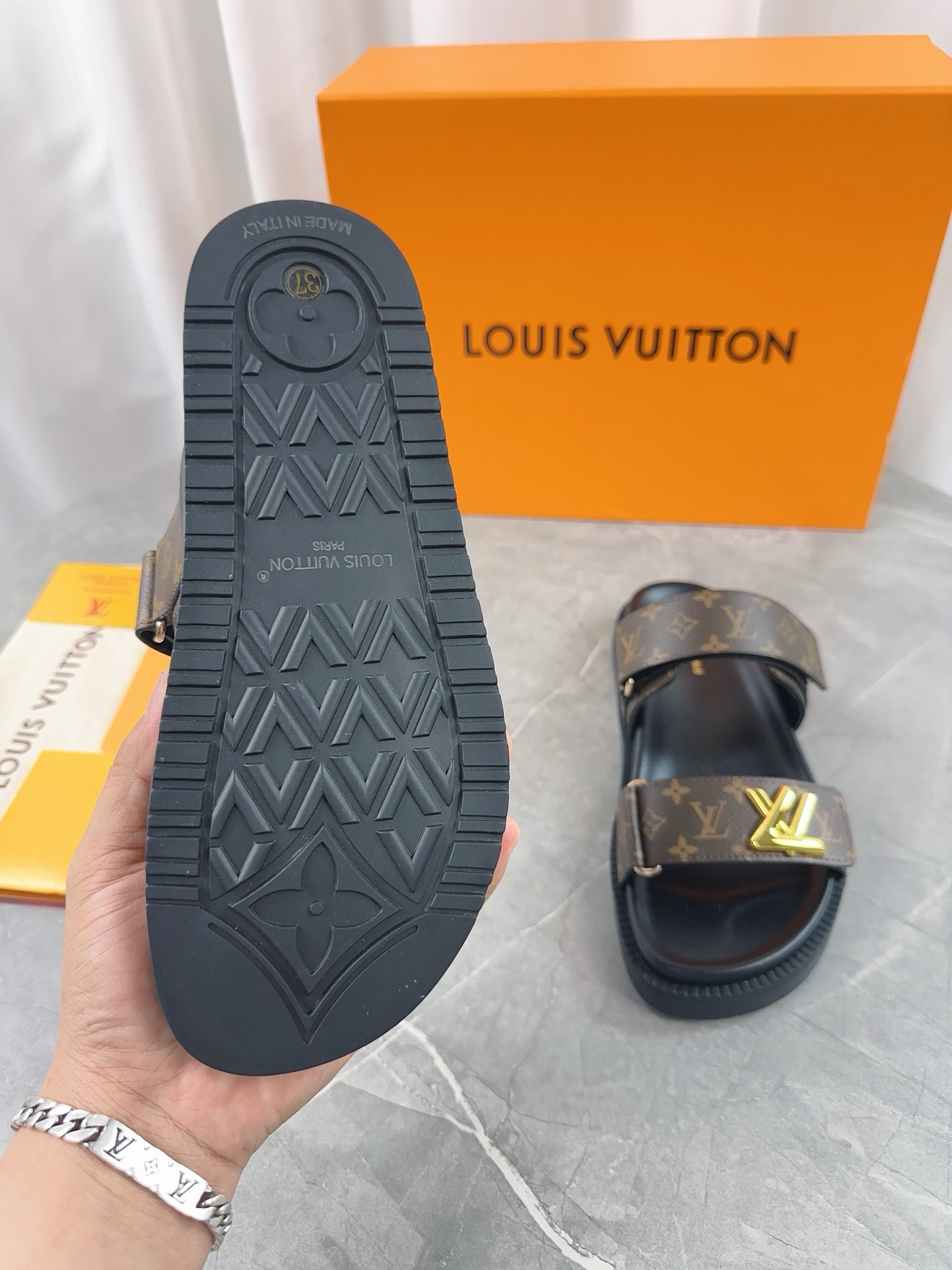 L0vis Vvtt0n Sandals