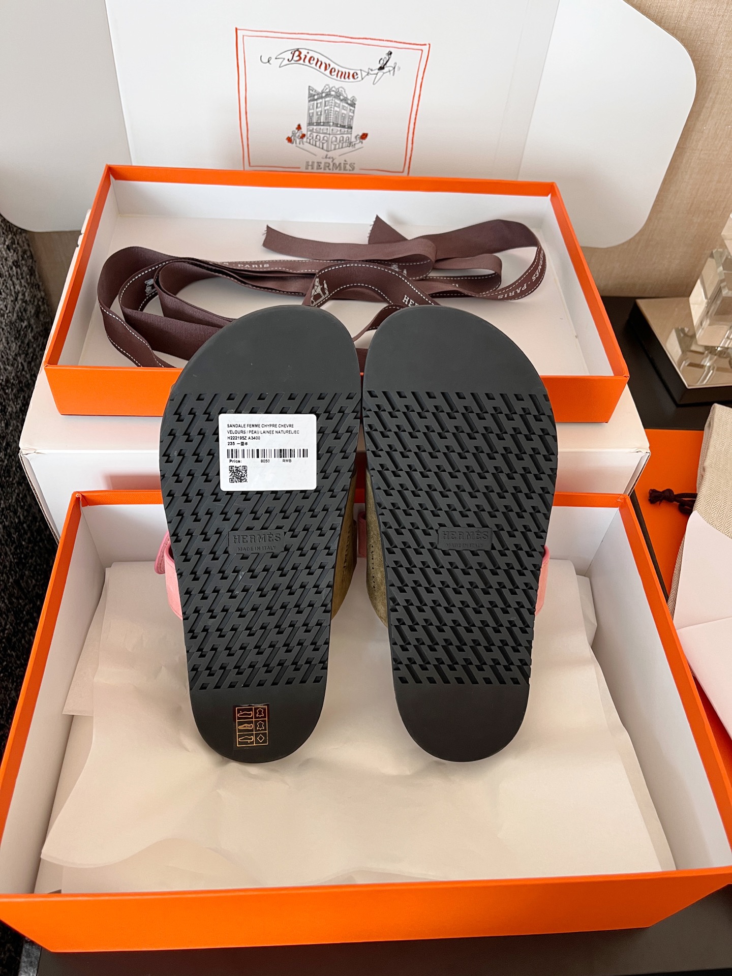 H**me5 Sandals