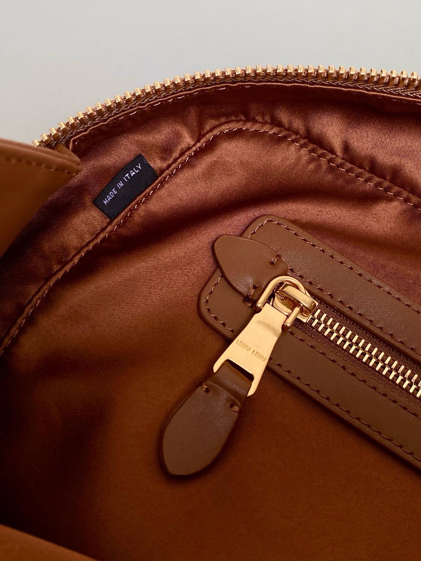 M*um*u leather top handbag-34x23x12cm