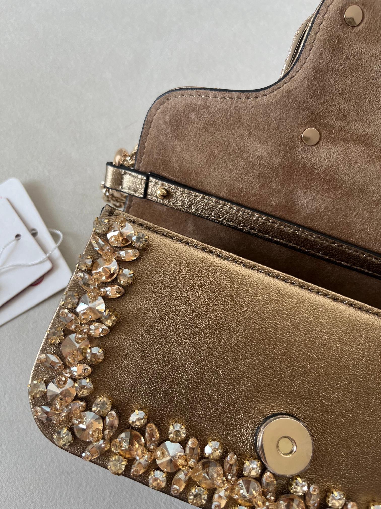 Va1e*ntin0 garavani mini loco-19*10.5*5cm