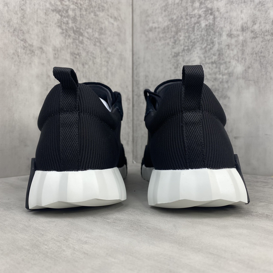 H**me5 Sneakers