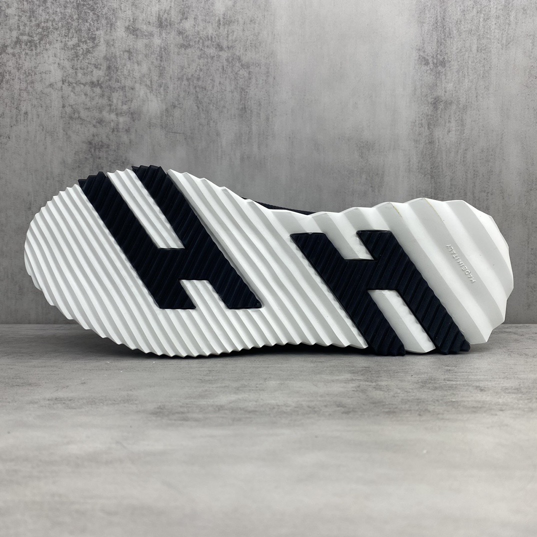 H**me5 Sneakers