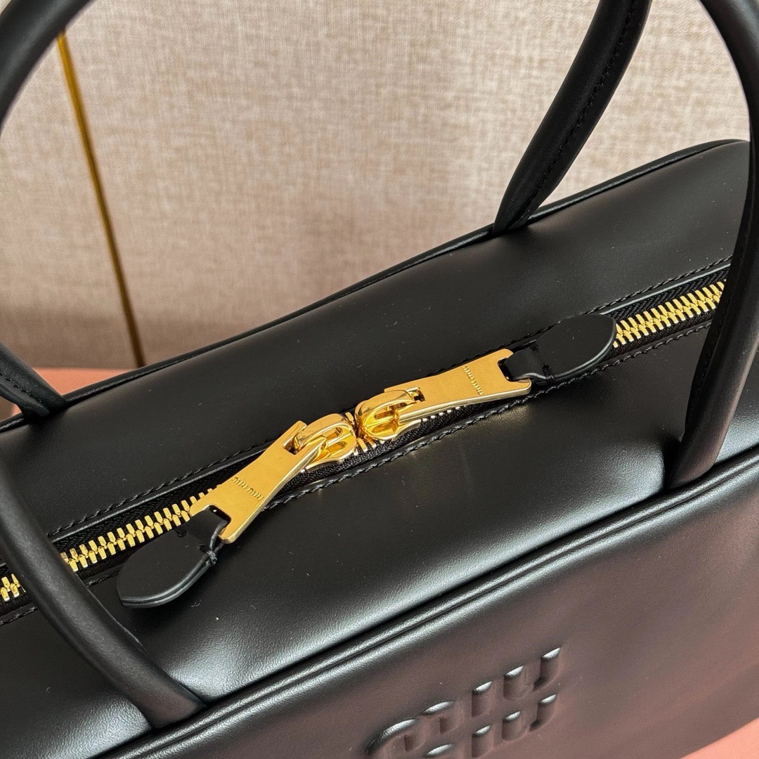 M*um*u leather top handbag-34x23x12cm