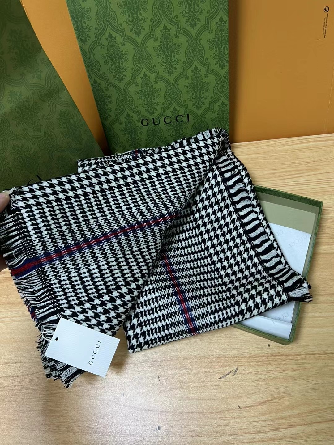 G*u*i scarf-35*240cm