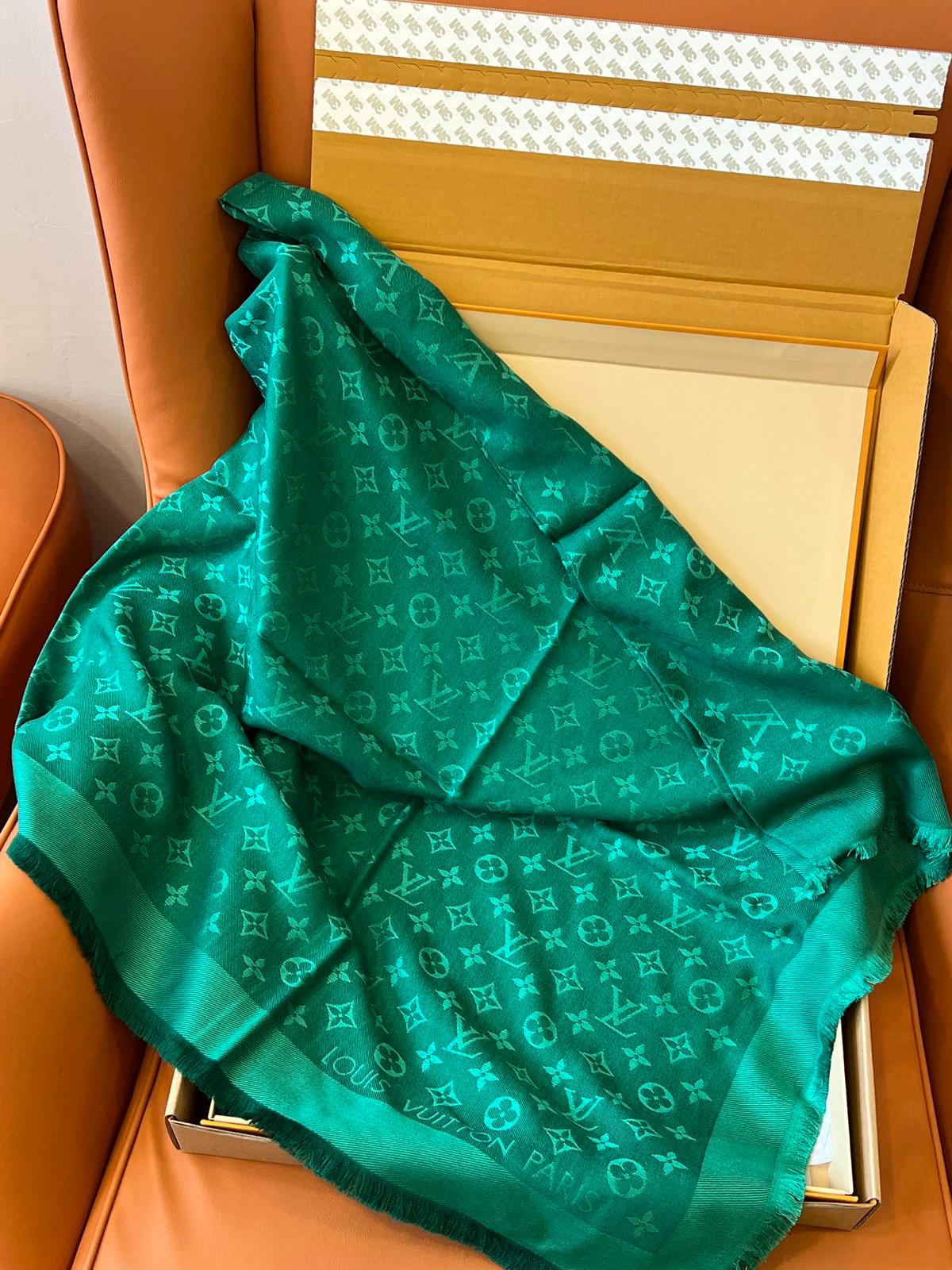 L0vis Vvtt0n Scarf