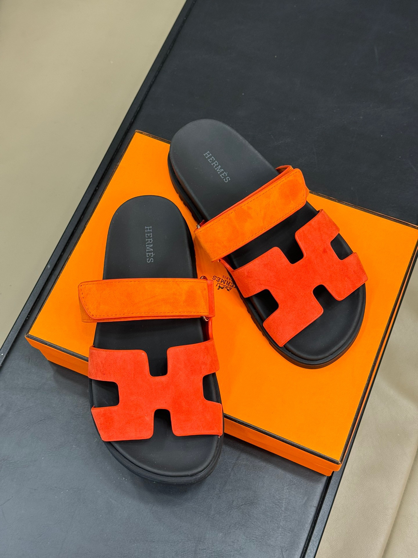 H**me5 Sandals