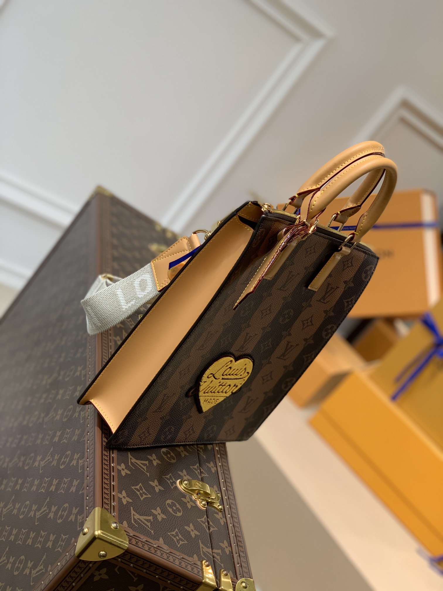 l0*is V*t0n sac plat-26.0 x 28.5 x 6cm