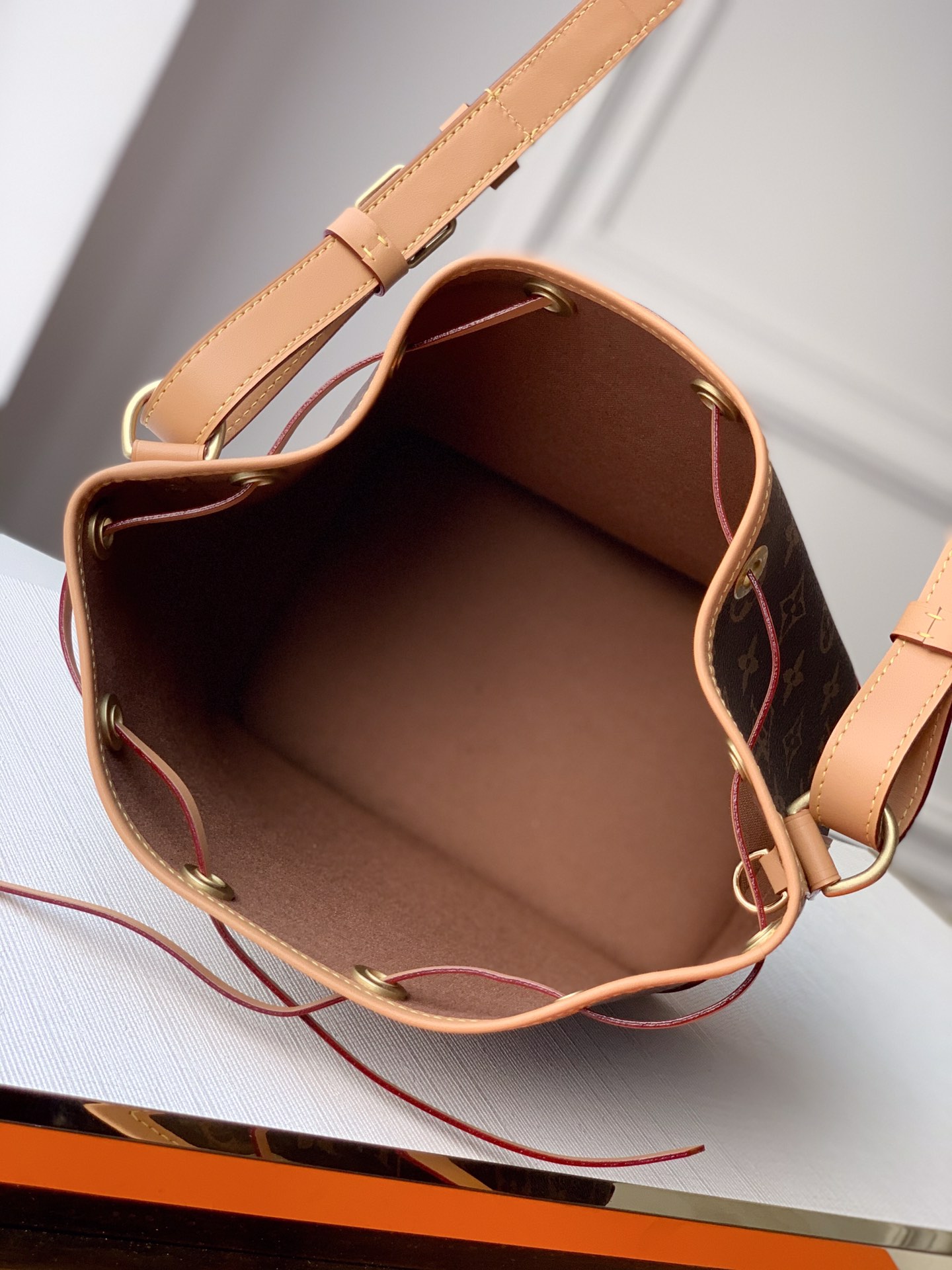 l0*is V*t0n néonoé bucket bag -24 x 22 x 15cm