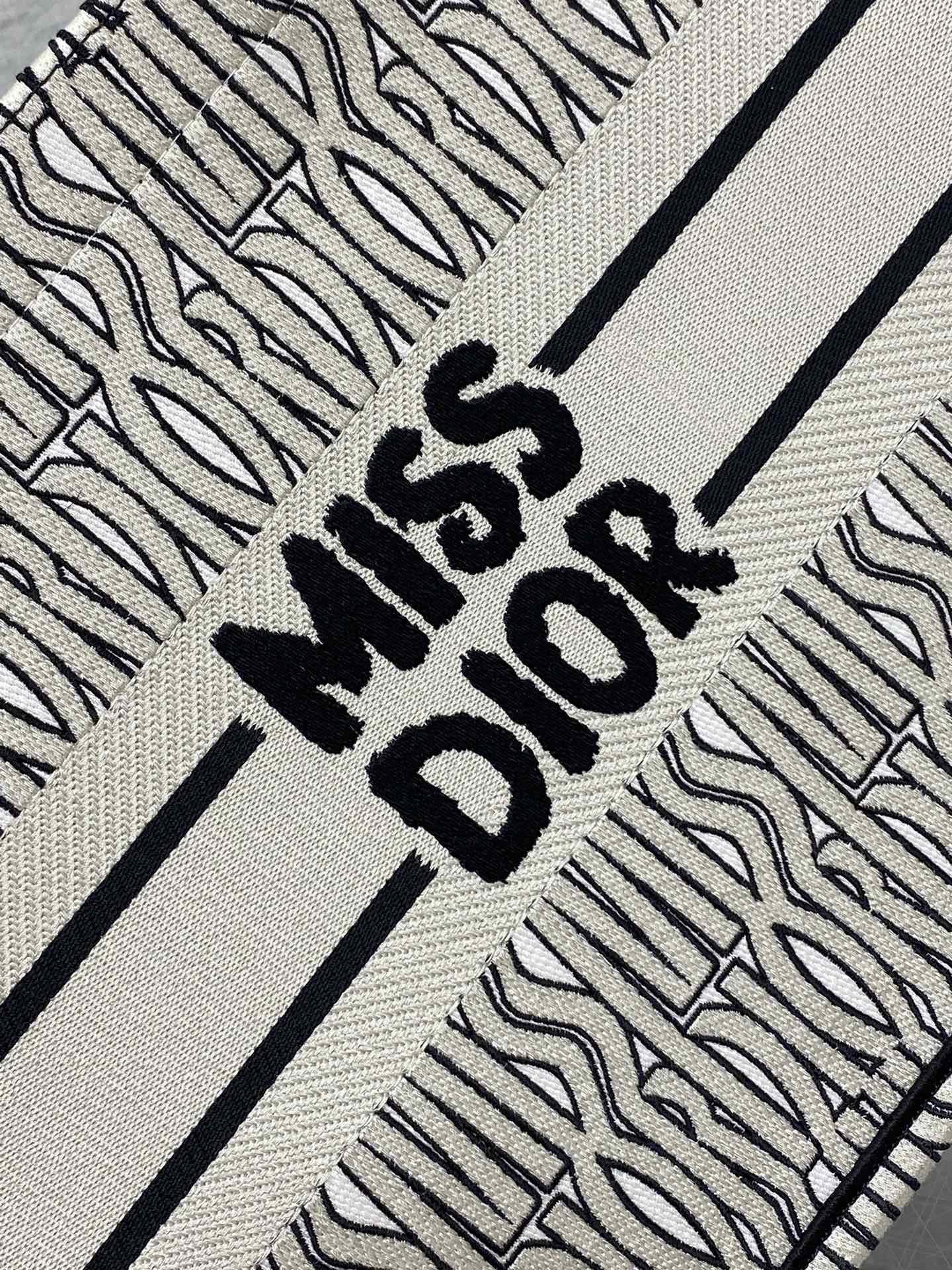 D*or small book tote-36.5cm