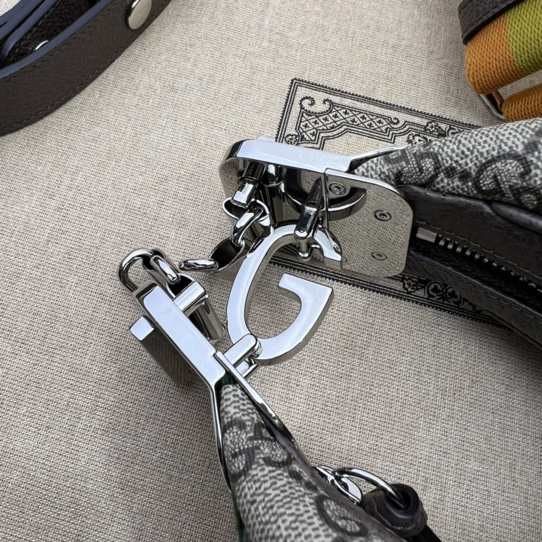 G*u*i attache small shoulder bag-23*22*5cm