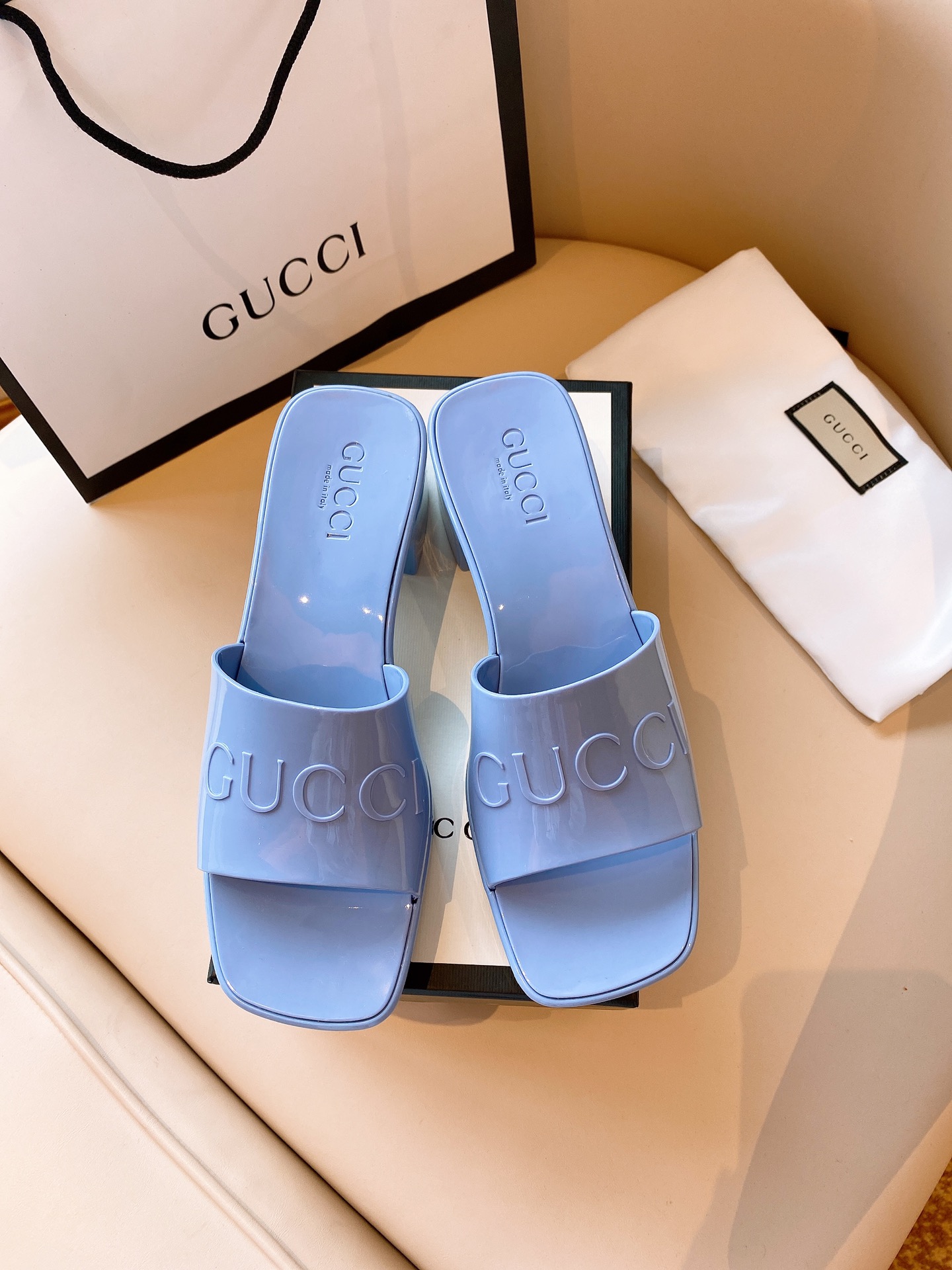 G*u*i sandals