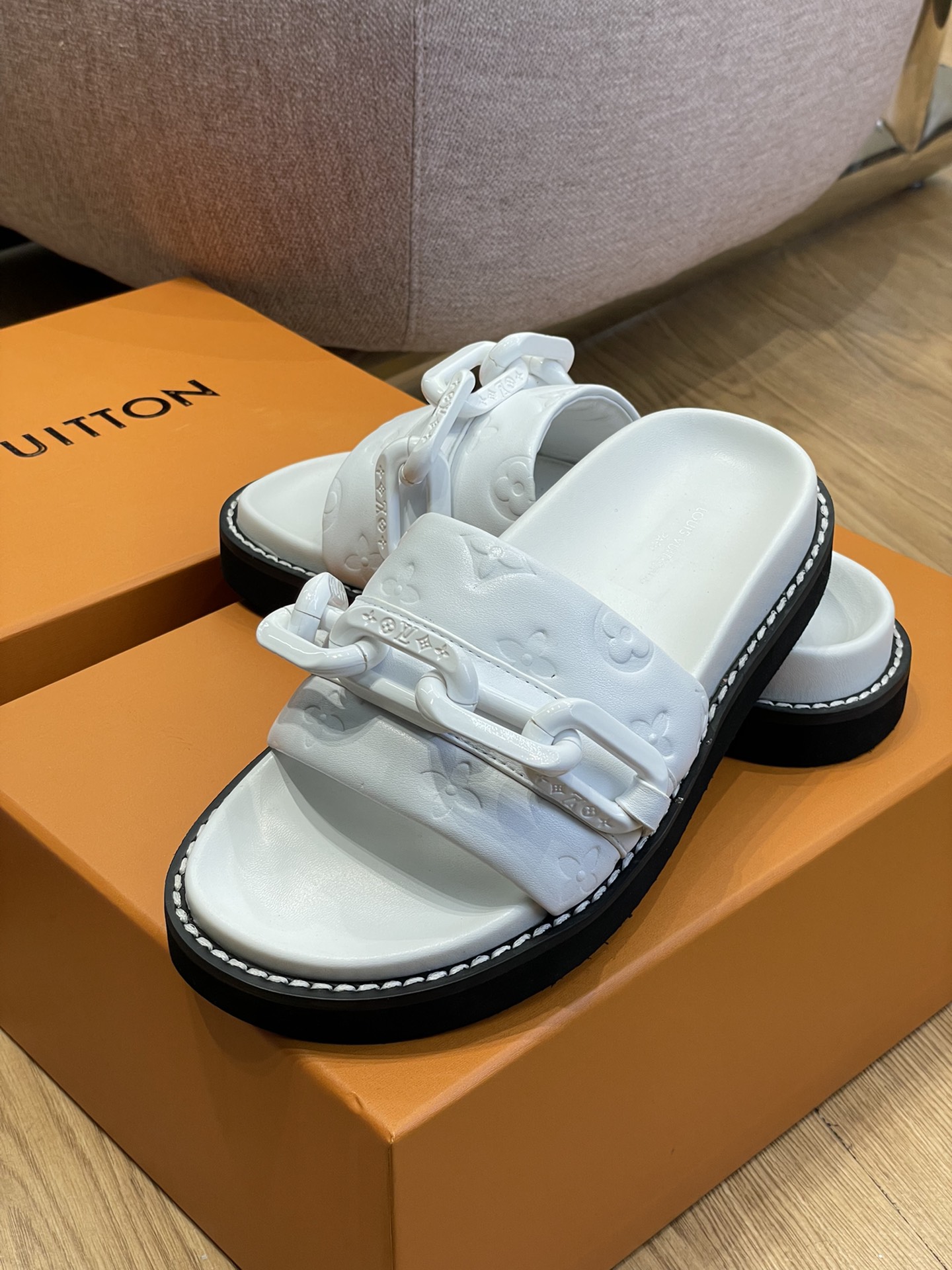 l0*is V*t0n 2022ss sandals