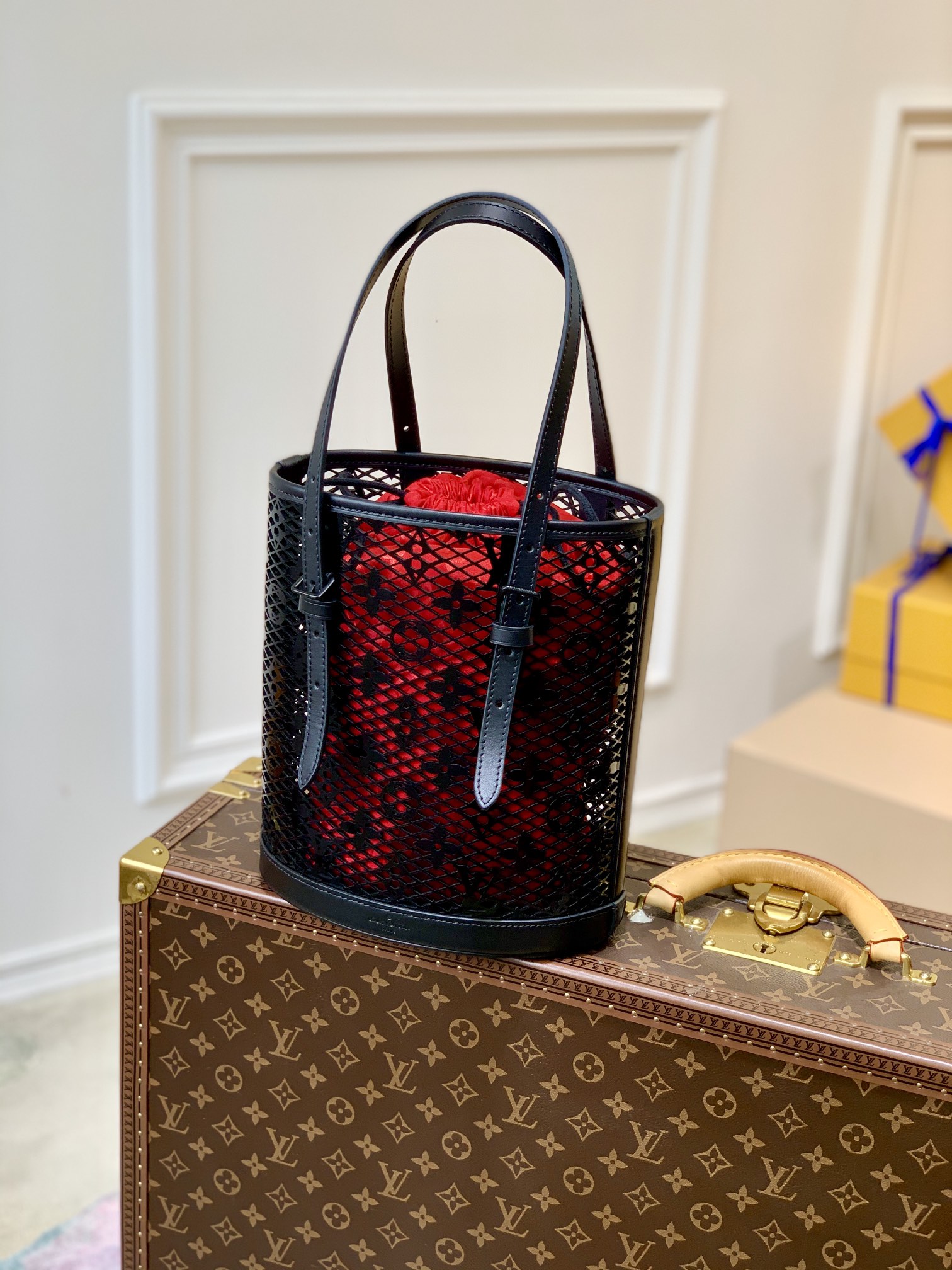 l0*is V*t0n bucket -23x26x16cm