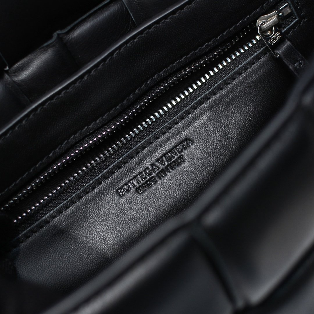 bo*te*ga Ve*ne*ta padded cassette bag-26*18*8cm