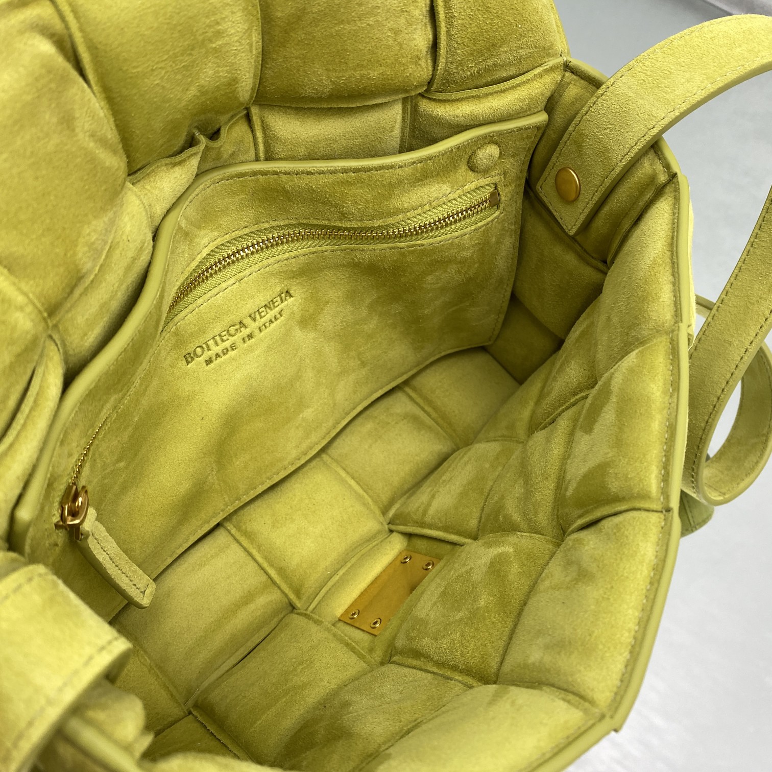 bo*te*ga Ve*ne*ta padded cassette bag-26*18*8cm