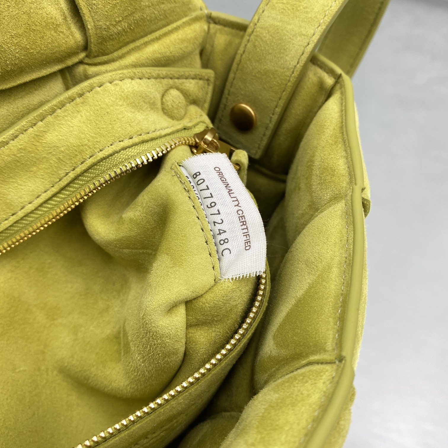 bo*te*ga Ve*ne*ta padded cassette bag-26*18*8cm