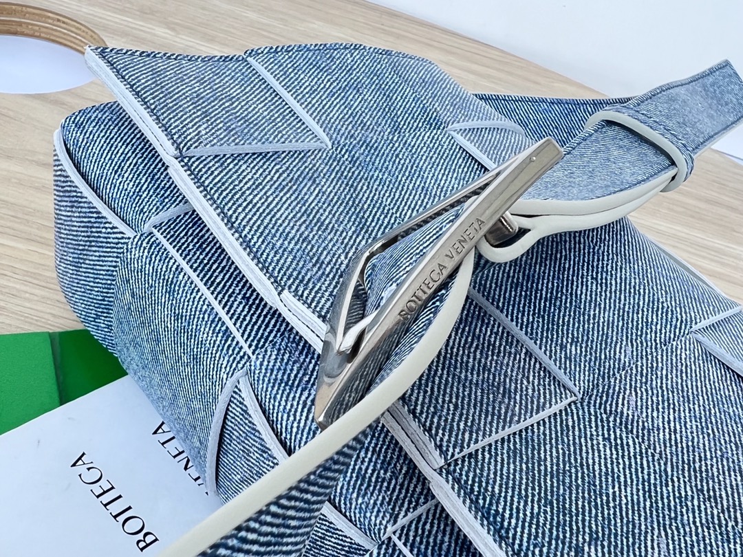 bo*te*ga Ve*ne*ta cassette bag-23x15x6cm