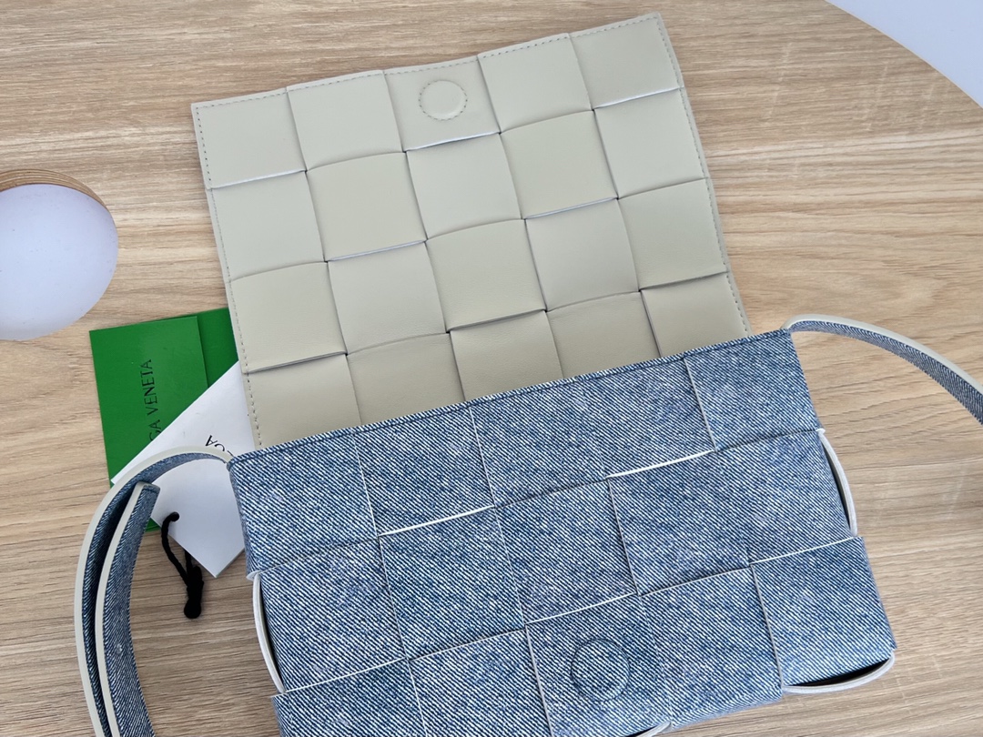 bo*te*ga Ve*ne*ta cassette bag-23x15x6cm