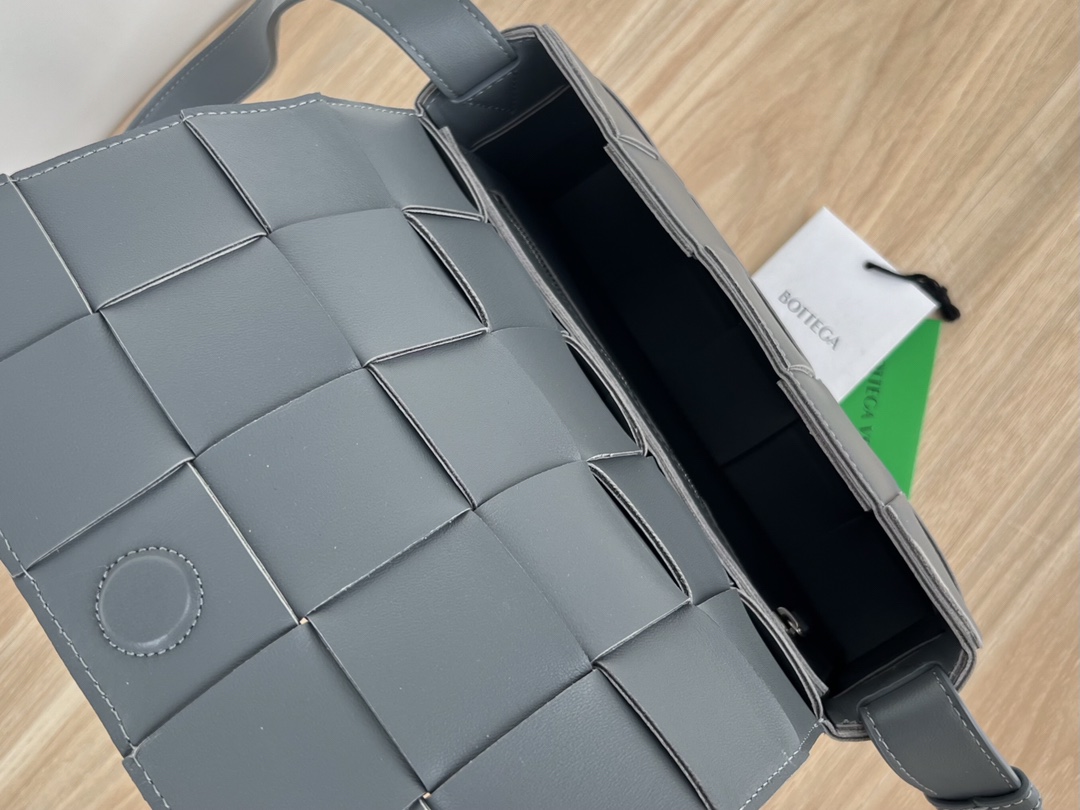 bo*te*ga Ve*ne*ta cassette bag-23x15x6cm