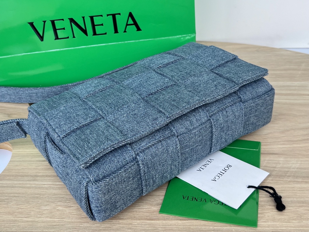 bo*te*ga Ve*ne*ta cassette bag-23x15x5.5cm