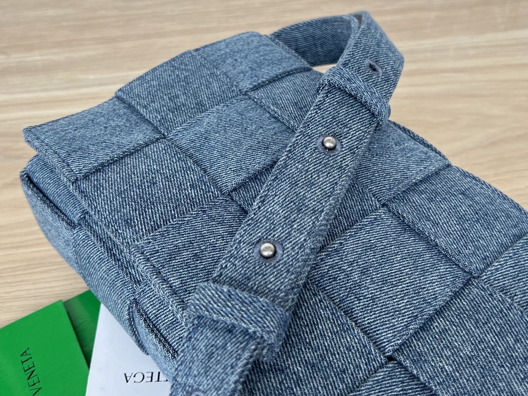 bo*te*ga Ve*ne*ta cassette bag-23x15x6cm