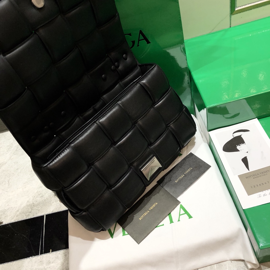 bo*te*ga Ve*ne*ta padded cassette bag-26*18*8cm