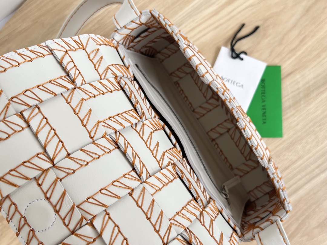 bo*te*ga Ve*ne*ta cassette bag-23x15x6cm