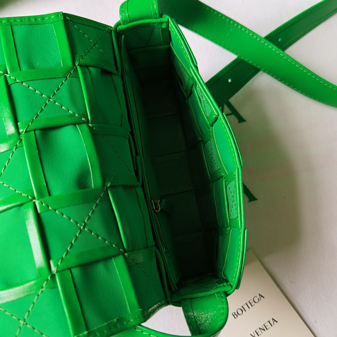 bo*te*ga Ve*ne*ta cassette bag-17.5x10.5x3.5cm