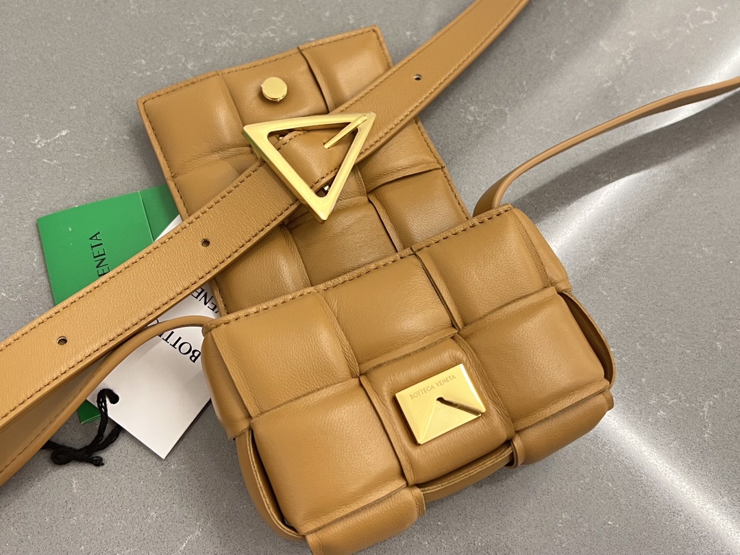 bo*te*ga Ve*ne*ta padded cassette bag-12*8*4cm