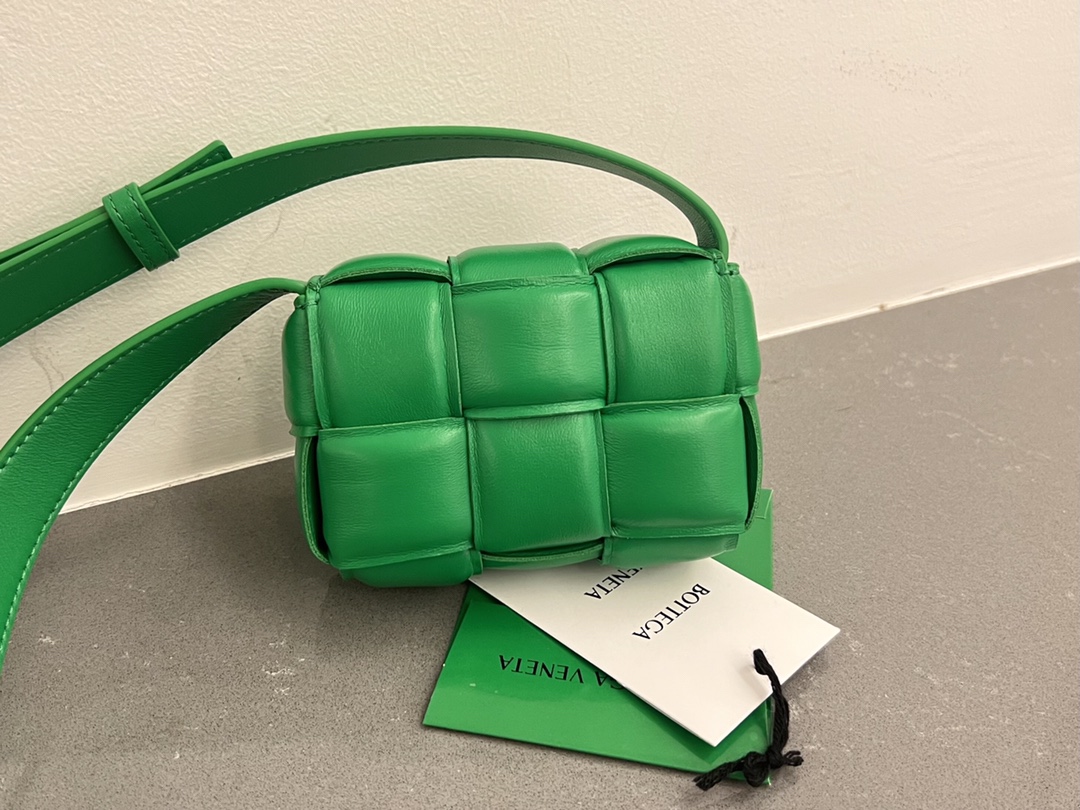 bo*te*ga Ve*ne*ta padded cassette bag-12*8*4cm