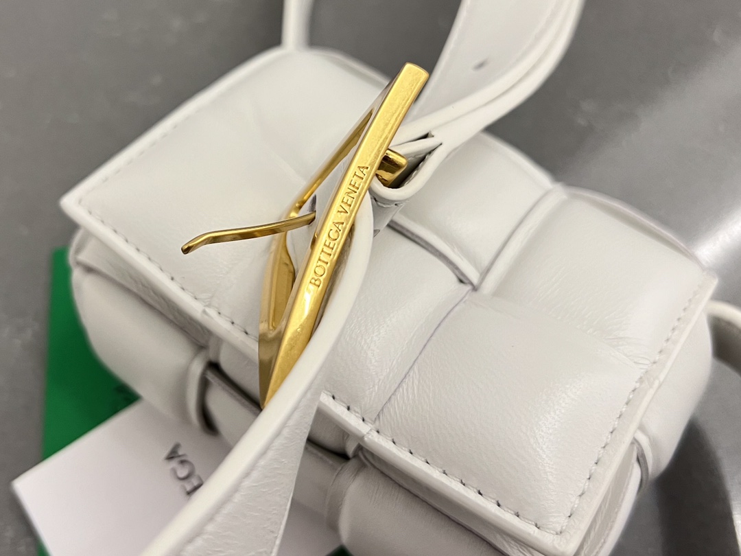 bo*te*ga Ve*ne*ta padded cassette bag-12*8*4cm