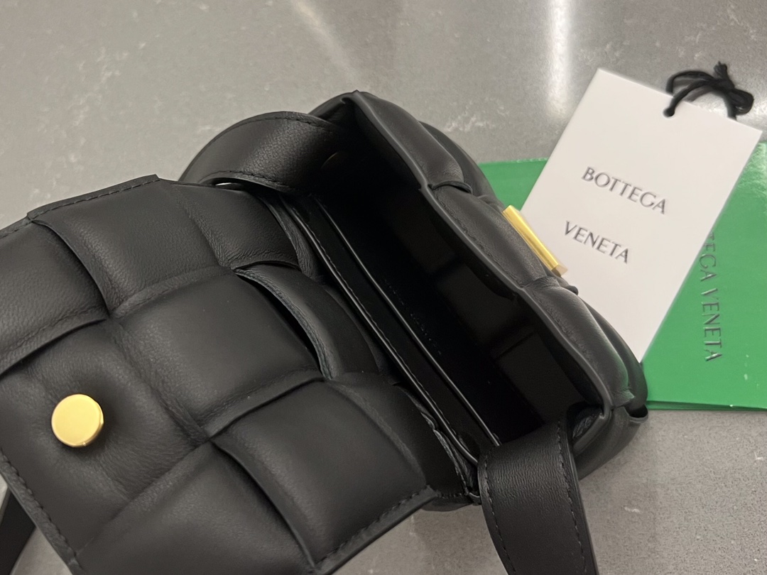 bo*te*ga Ve*ne*ta padded cassette bag-12*8*4cm