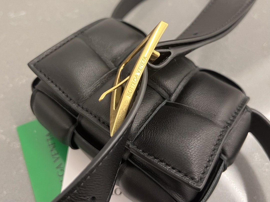 bo*te*ga Ve*ne*ta padded cassette bag-12*8*4cm