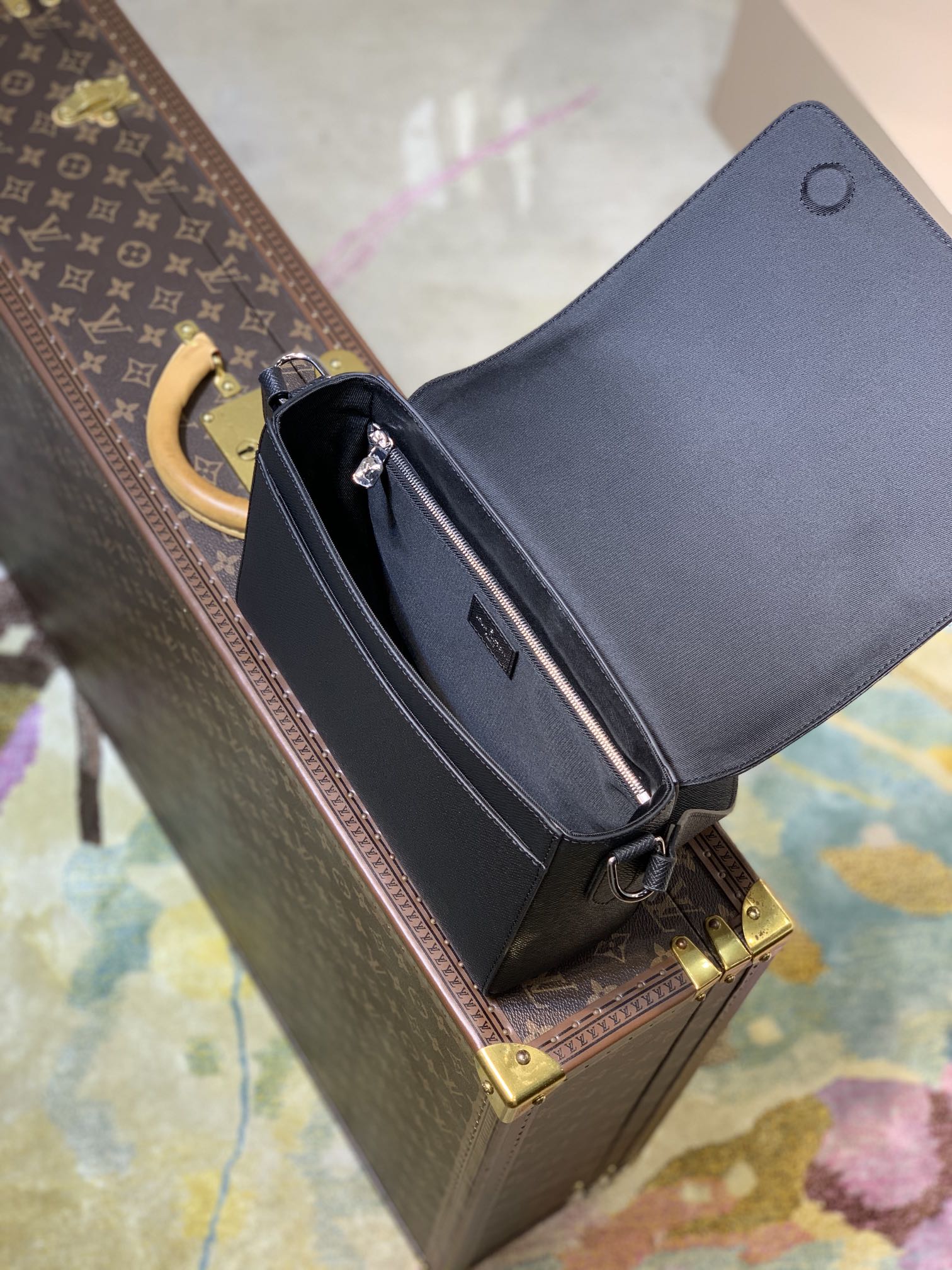 l0*is V*t0n new flap bag-m30807-28.3 x 18.3 x 4.3cm