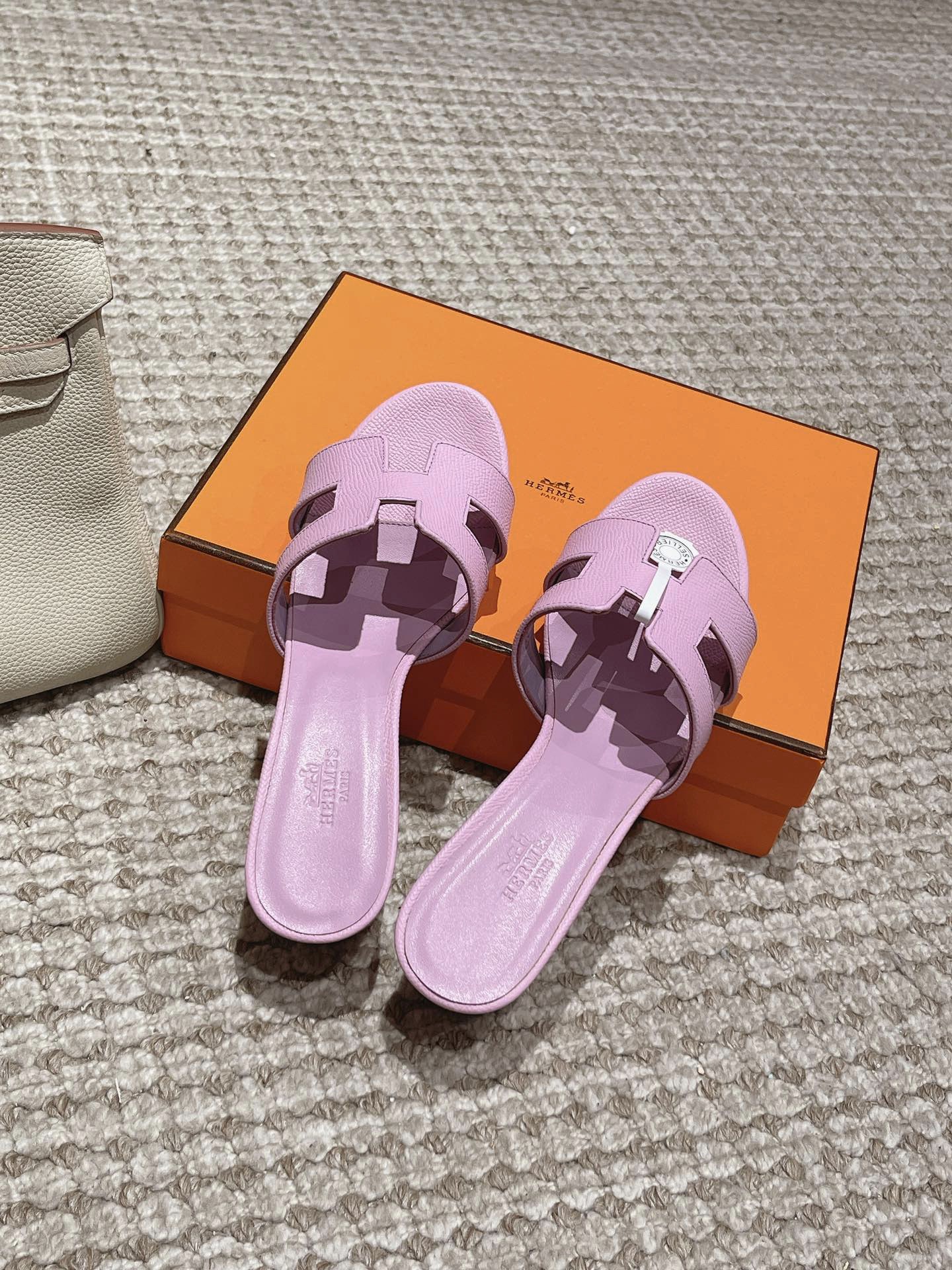 H**me5 H**me5 Classic Slippers