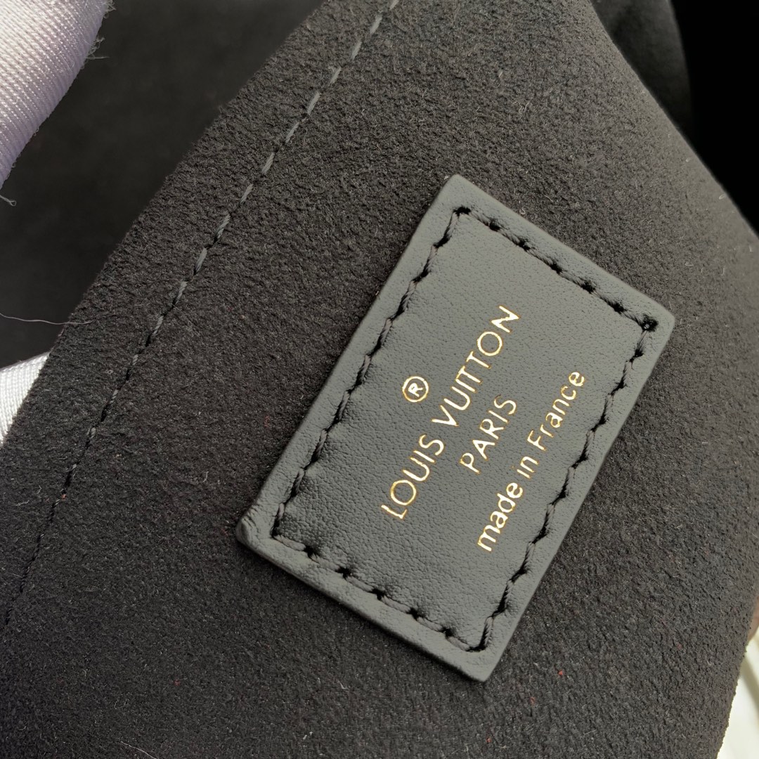 l0*is V*t0n locky bb bag -21* 17.0*8cm