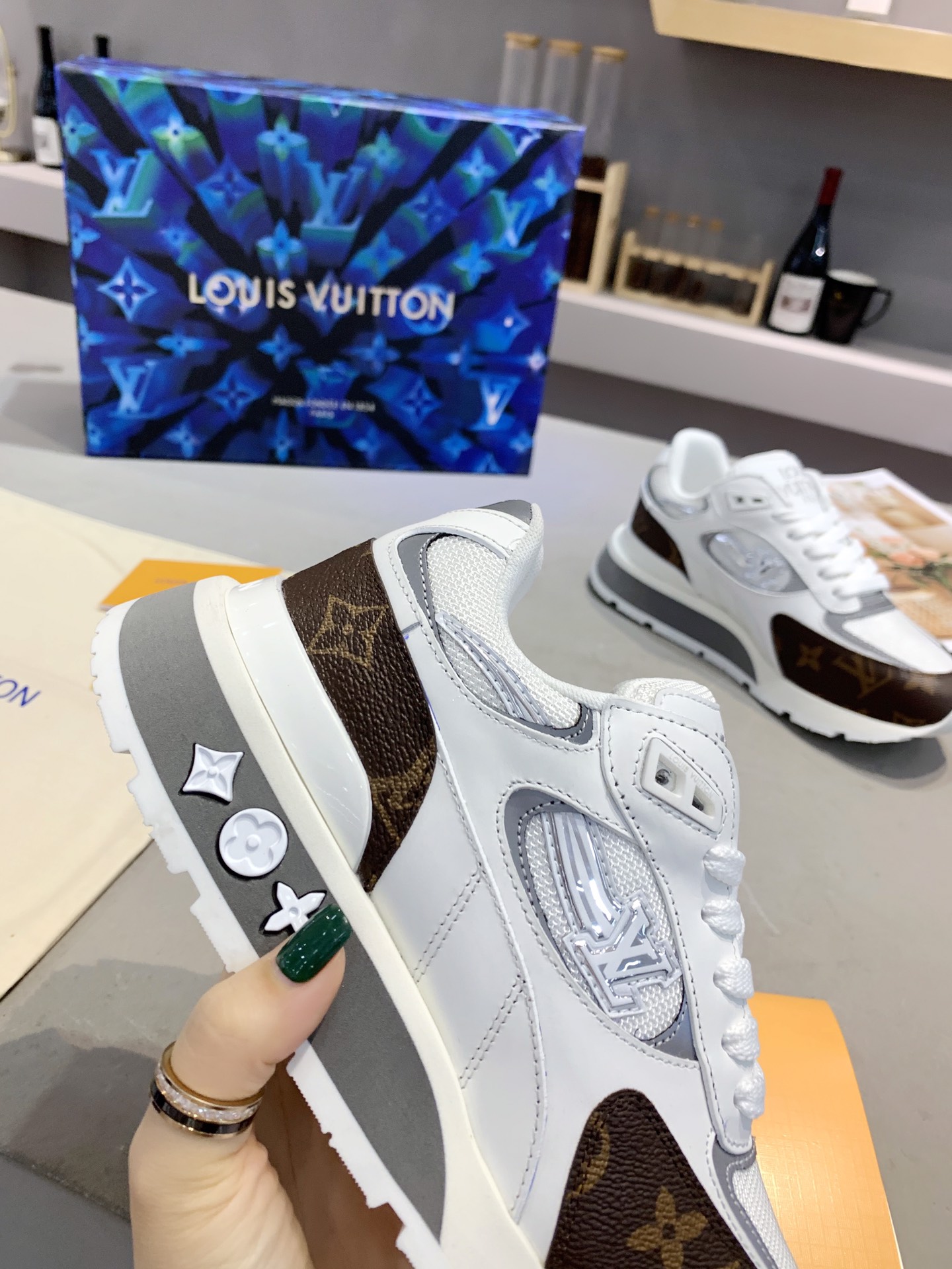 l0*is V*t0n sneakers