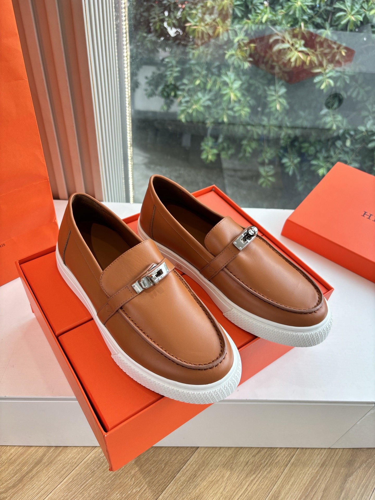 H**me5 Loafers