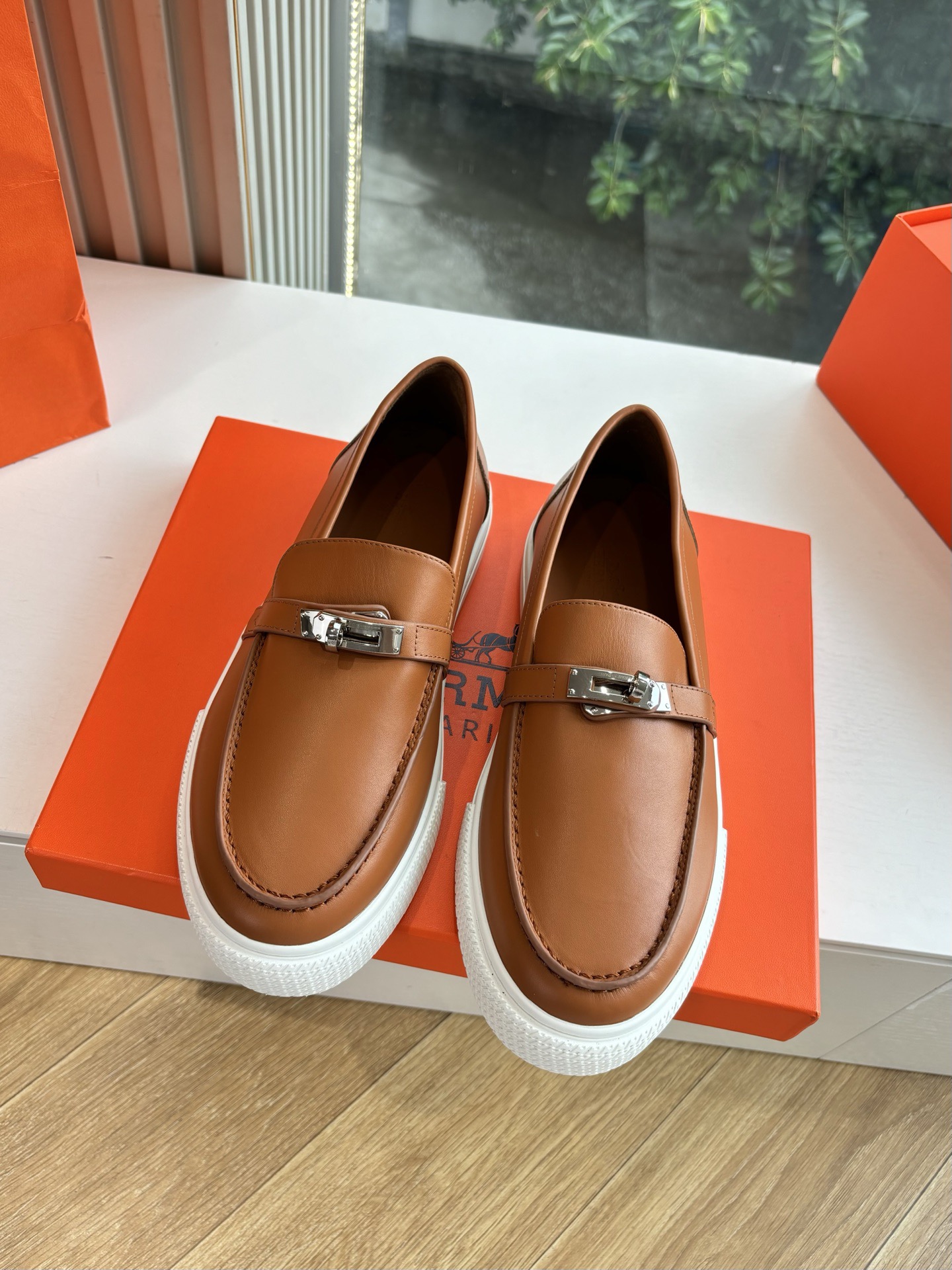 H**me5 Loafers