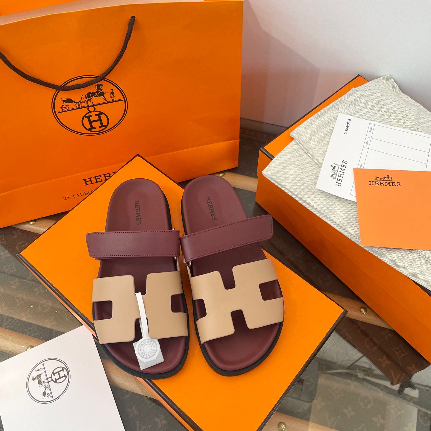 H**me5 Sandals