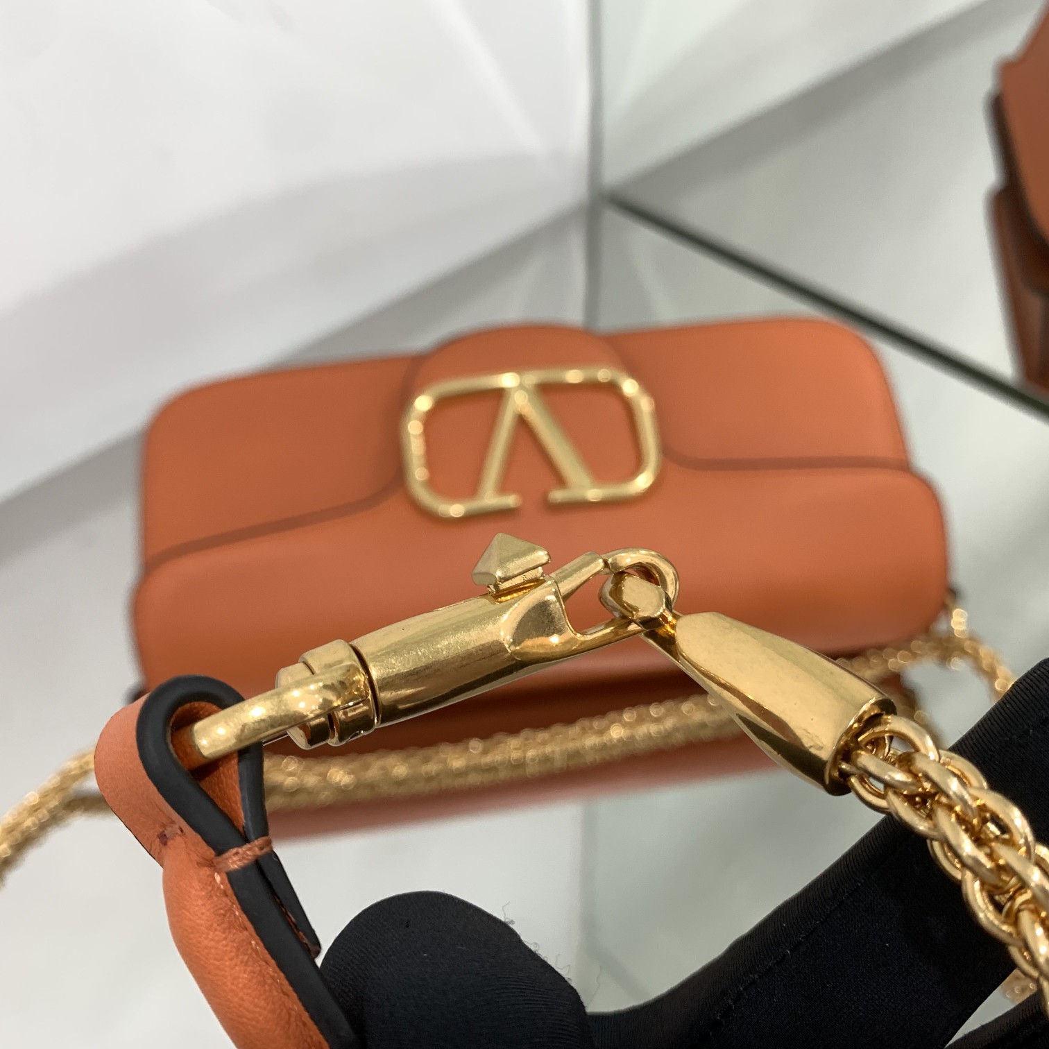 Va1e*ntin0 garavani locò shoulder bbag in calfskin with metallic vlogo-27*13*6cm