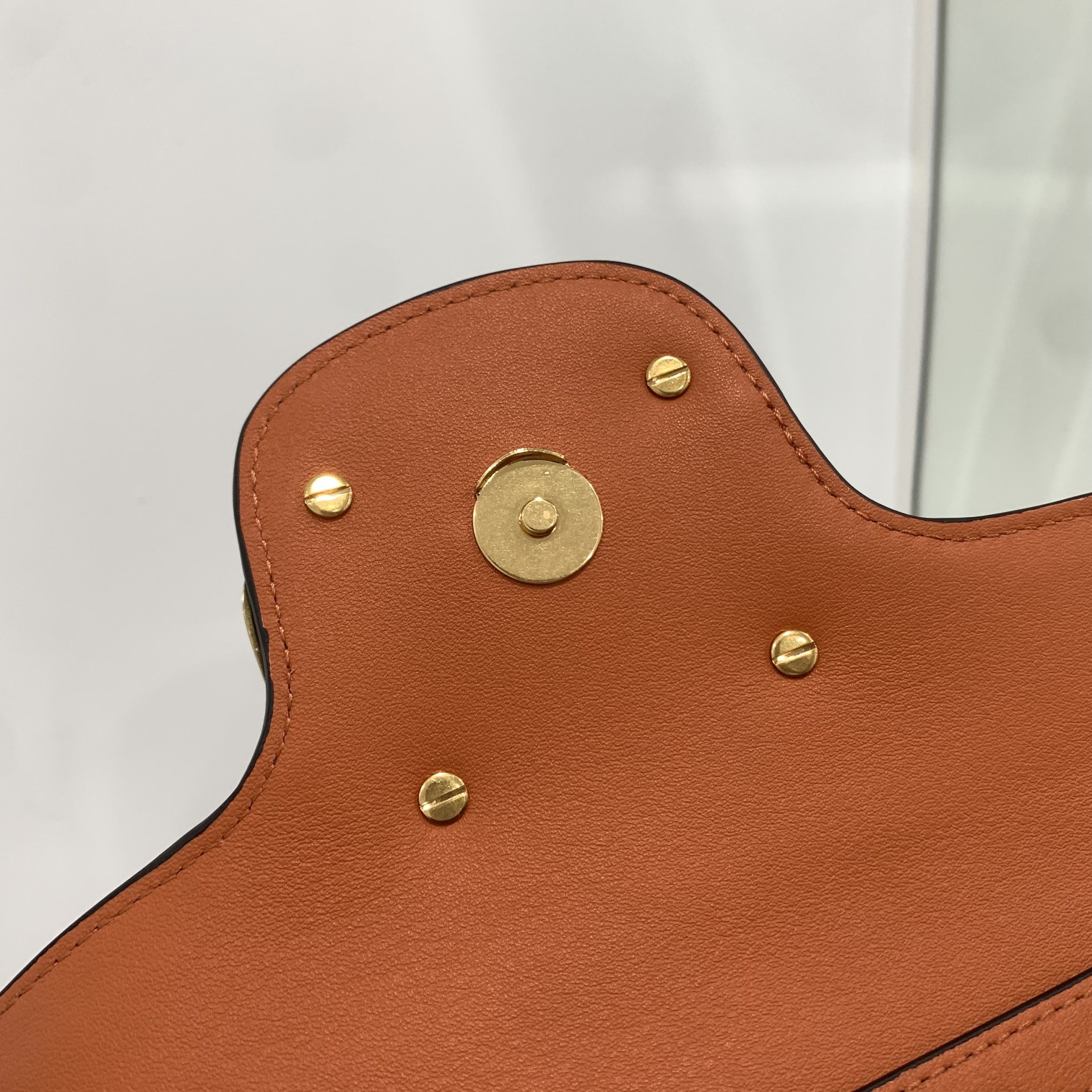 Va1e*ntin0 garavani locò shoulder bbag in calfskin with metallic vlogo-27*13*6cm