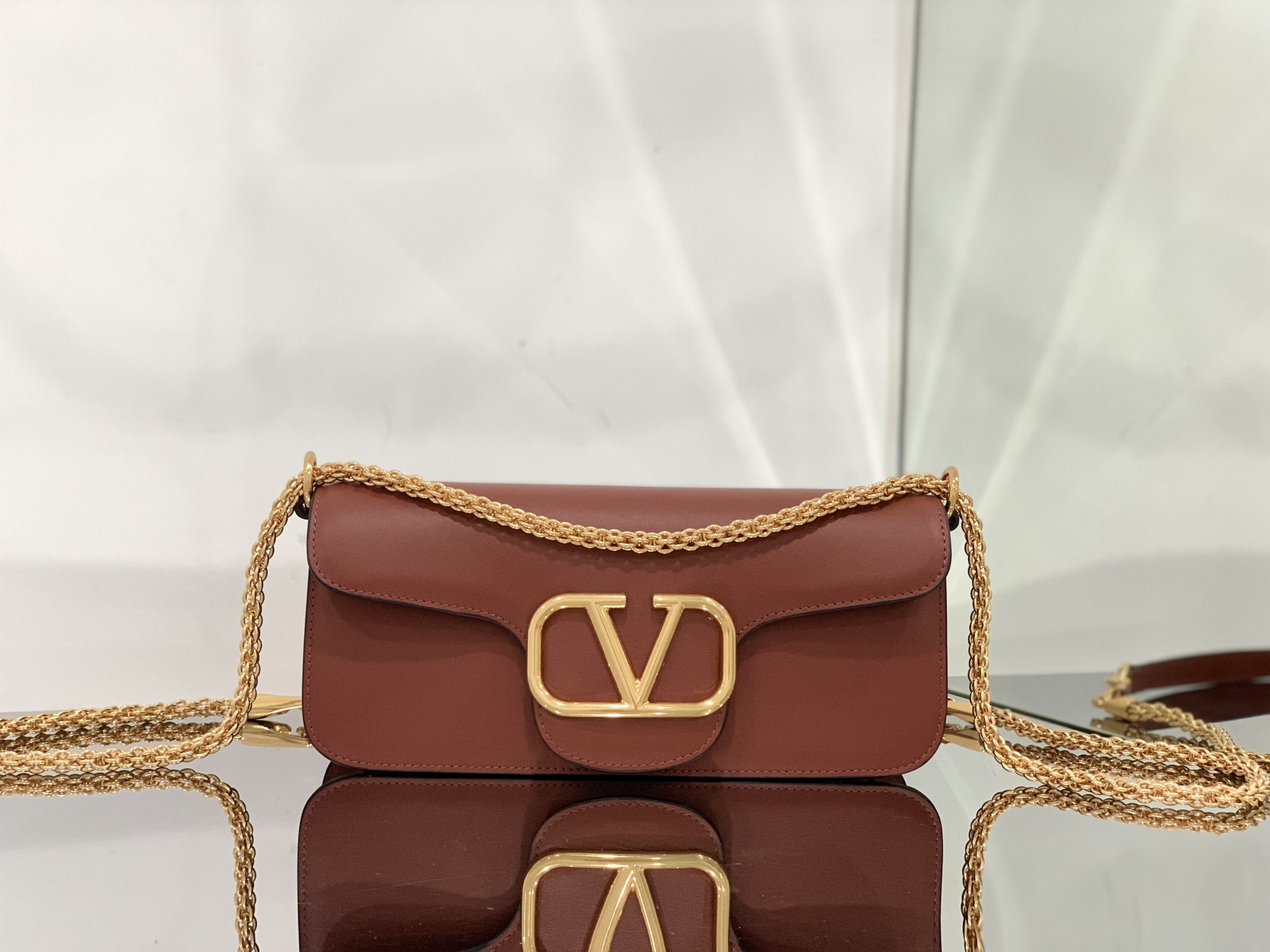 Va1e*ntin0 garavani locò shoulder bbag in calfskin with metallic vlogo-27*13*6cm