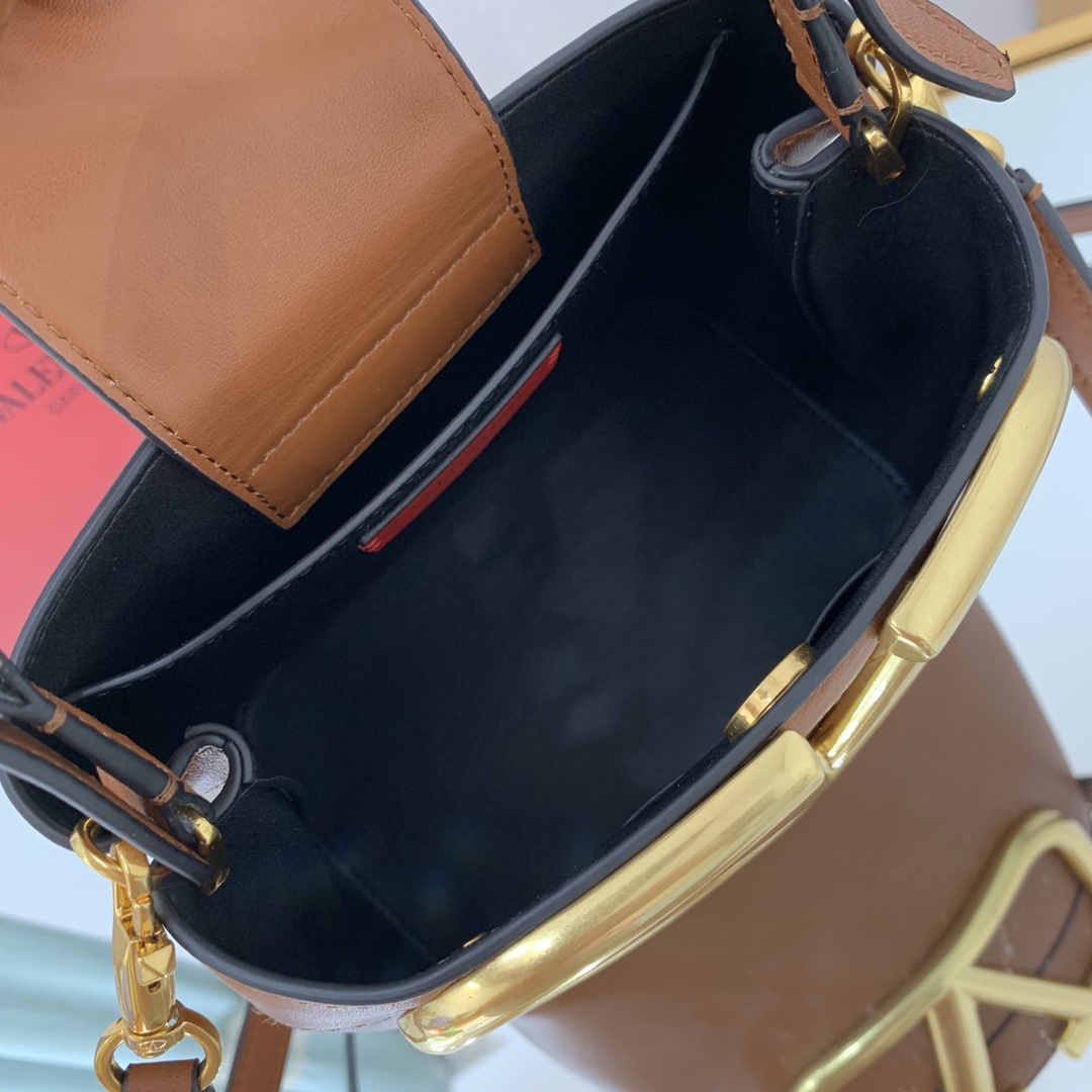 Va1e*ntin0 garavani s*pervee bag-20*19*12cm